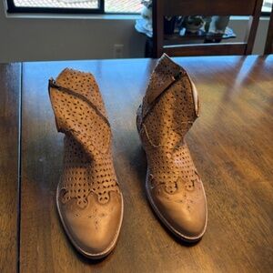 Gorgeous tan leather Baske boots size 38 worn once